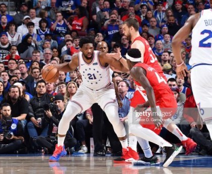  巴特勒强硬突破造杀伤，热火客场险胜雄鹿