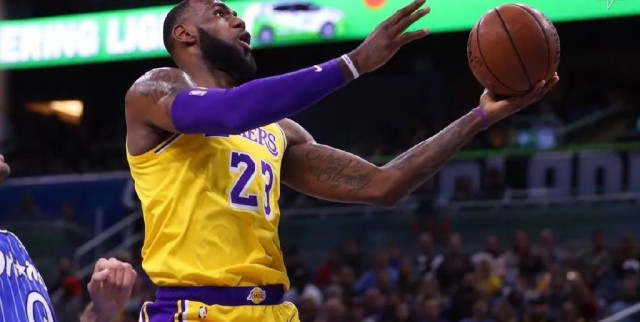  詹姆斯里程碑夜湖人终结雄鹿连胜  